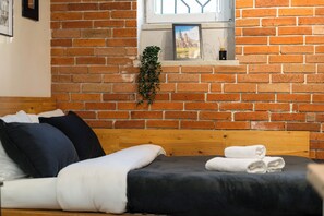 Silitysrauta/-lauta, Wi-Fi, vuodevaatteet