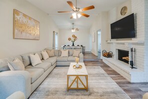 TV, fireplace, foosball - Sports Fan Grand Prairie Base for Families! (Grand Prairie)