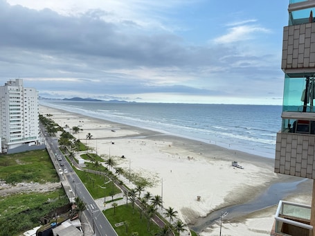 Una playa cerca, arena blanca