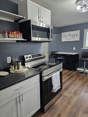 Mikrobølgeovn, ovn, kaffetrakter/tekoker og brødrister