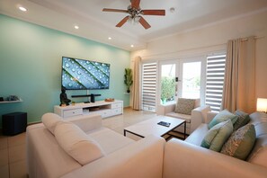 Smart-TV, Bücher, Stereoanlage