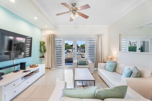 Smart TV, books, stereo - NEW 2BR <5 min to Eagle Beach - Aruba Breeze Condo (Noord)