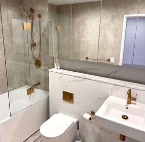 Hair dryer, towels, soap, toilet paper - luxury high-rise escape in Parramatta (Harris Park)