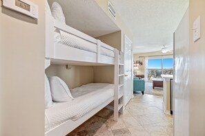 2 bedrooms, iron/ironing board, free WiFi, bed sheets - BEACHFRONT, FAMILY FRIENDLY, LOW FLOOR, OUTDOOR/INDOOR POOL (Gulf Shores)