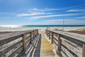 On the beach - BEACHFRONT, FAMILY FRIENDLY, LOW FLOOR, OUTDOOR/INDOOR POOL (Gulf Shores)