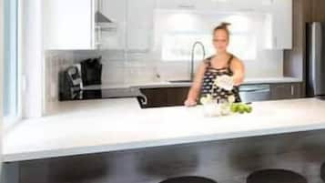 Køleskab, mikrobølgeovn, ovn, kogeplade