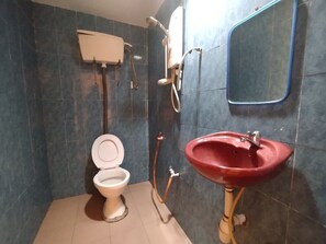 Habitación cuádruple familiar | Baño | Regadera, toallas, shampoo