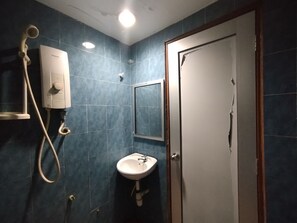 Deluxe kamer | Badkamer | Een douche, handdoeken, shampoo