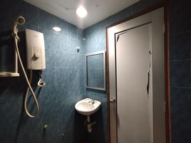 Deluxe Room | Bilik Mandi | Pancuran mandi, tuala disediakan, syampu 