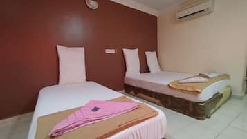 Family Triple Room | Desk, free WiFi, bed sheets