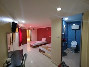 Habitación triple familiar | Escritorio, wifi gratis y ropa de cama
