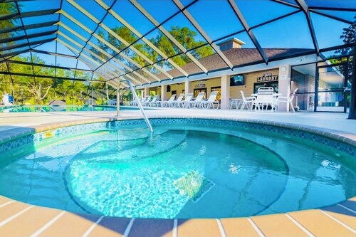 Get 10% off on weekly stay or 15% on monthly stay. Fully equipped cabin. CR. Fl