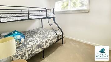 3 habitaciones, tabla de planchar con plancha y cuna de viaje