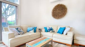 Una Smart TV, una mesa de tenis de mesa