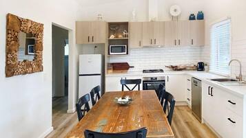 KĂŒhlschrank, Mikrowelle, Ofen, Herdplatte