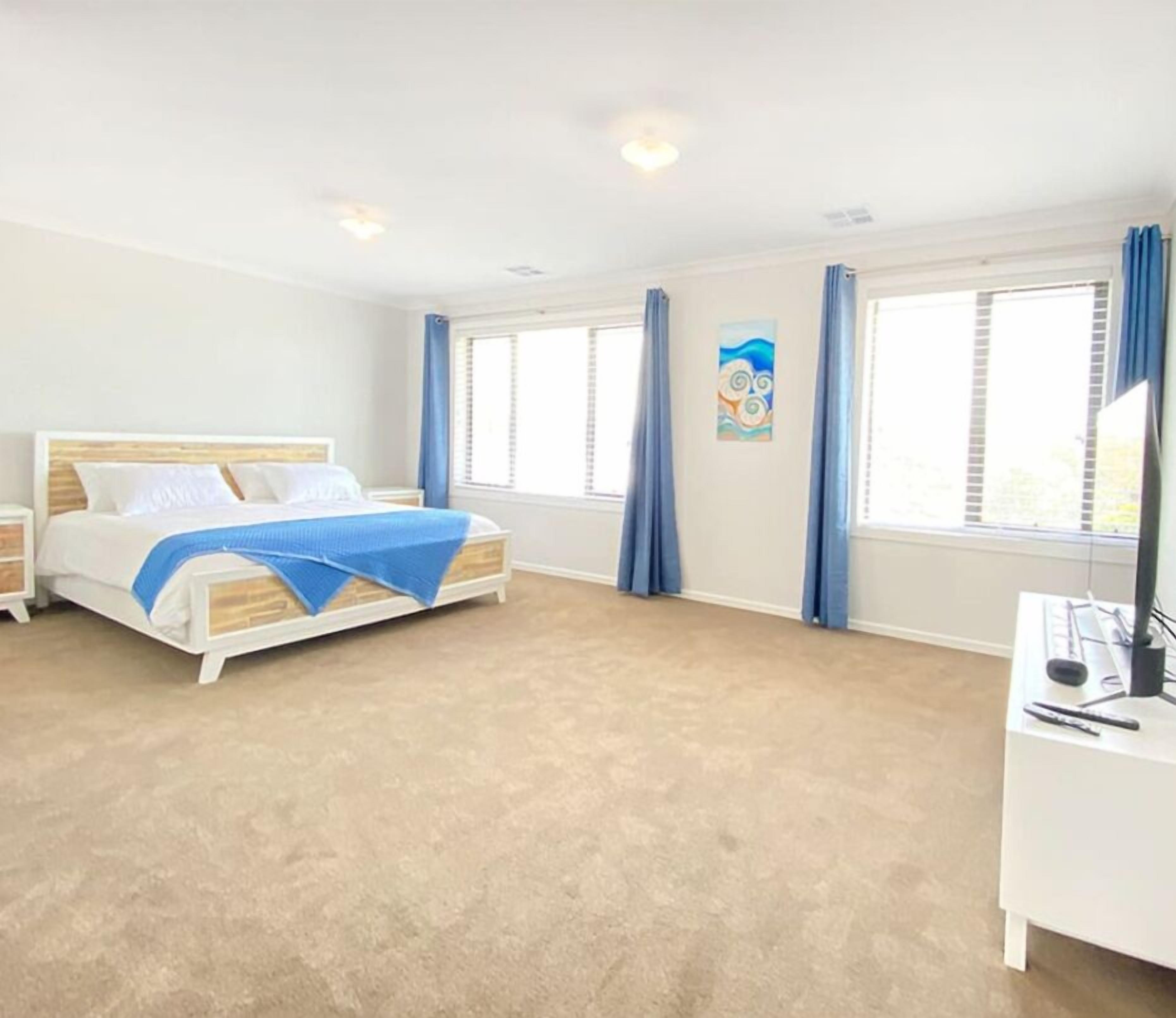 5 bedrooms, desk, WiFi