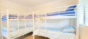 5 bedrooms, desk, WiFi