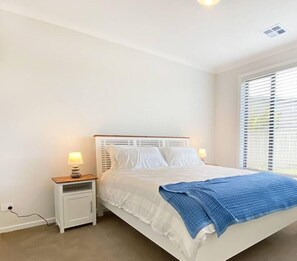 5 bedrooms, desk, WiFi