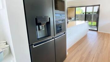 Køleskab, kaffe-/temaskine, køkkentøj/tallerkener/redskaber