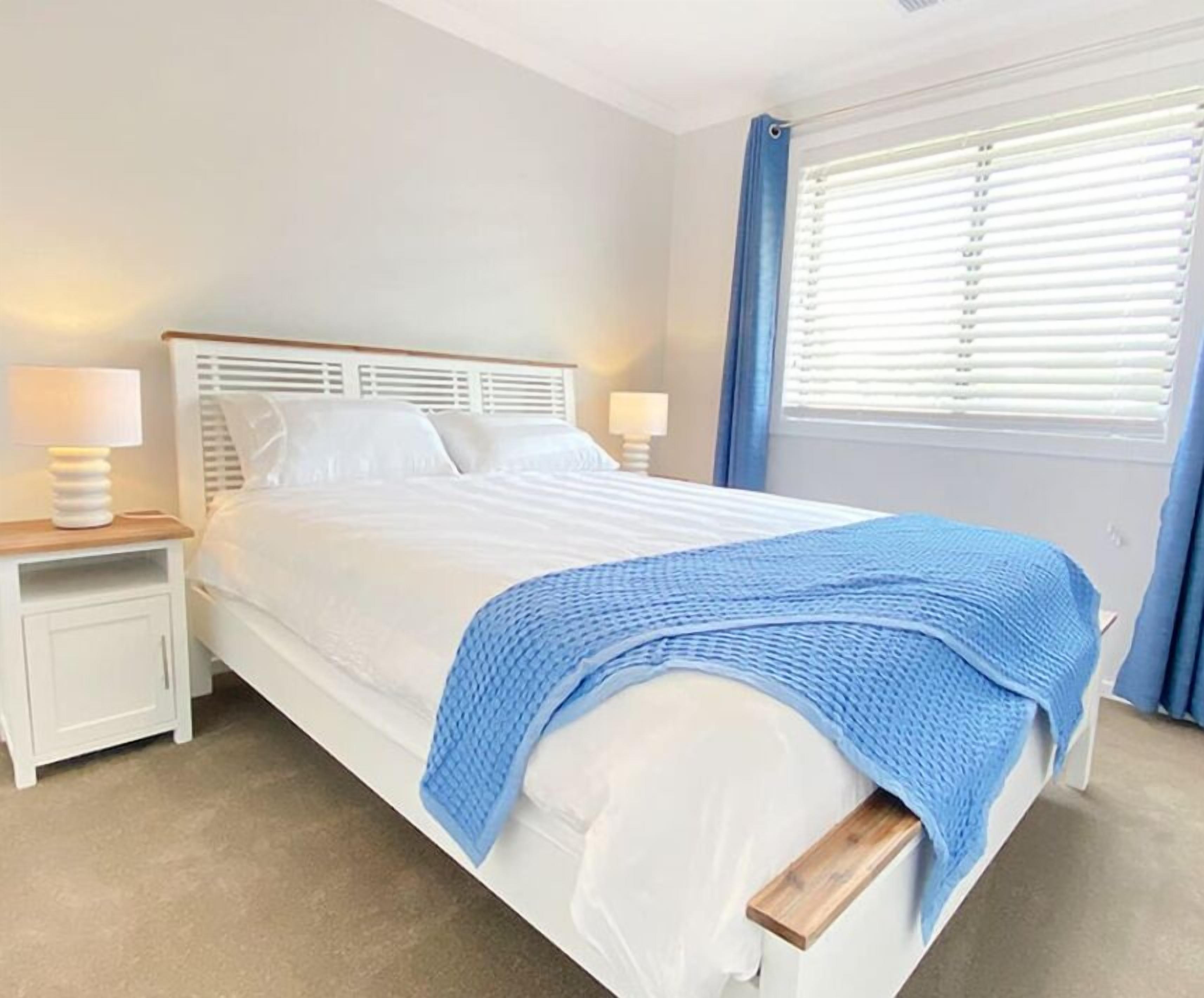 5 bedrooms, desk, WiFi