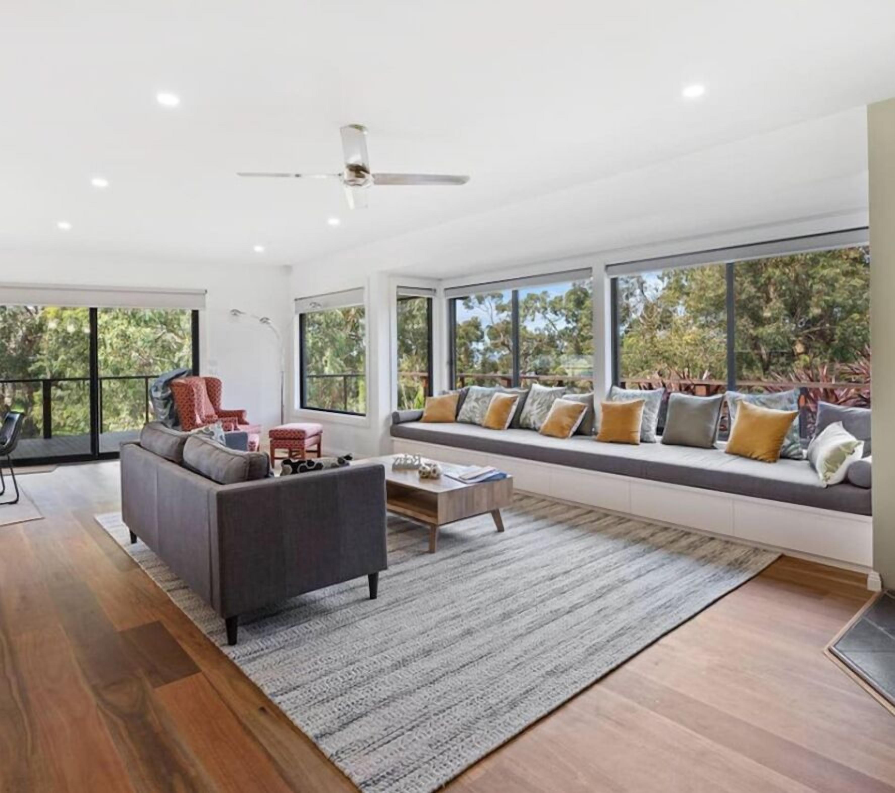 Una televisión, una chimenea, un reproductor estéreo