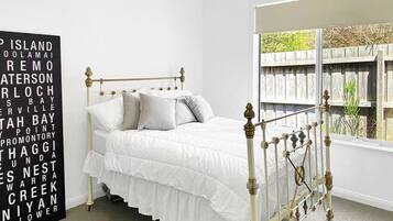 2 bedrooms, iron/ironing board, WiFi, bed sheets