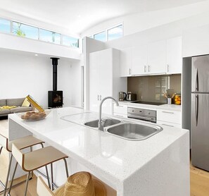 Réfrigérateur, four, plaque de cuisson, lave-vaisselle