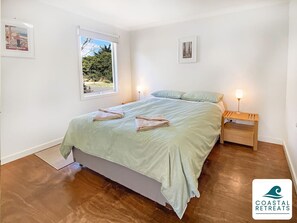 2 habitaciones, escritorio y tabla de planchar con plancha 