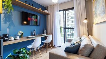 Căn hộ | Khu phòng khách | Smart TV 43-inch có truyền hình kỹ thuật số