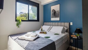 A neatly made bed with towels, a bottle of champagne, and glasses on a tray. - Piscina-AC-Academia-Brazilian Corner (São Paulo)