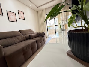 Apartment | Living area | Flat-screen TV - Pé na Areia Praia da Guilhermina V (Praia Grande)