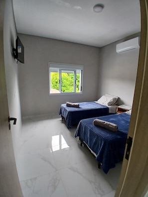 3 habitaciones, tabla de planchar con plancha, wifi y ropa de cama