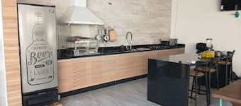 Cozy house 500m from the beach in Guarujá, pet friendly