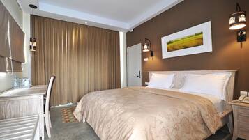 Double Room, Courtyard View | Desk, free WiFi