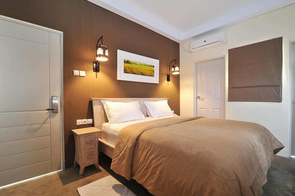 Quarto casal, vista para o pátio | Escrivaninha, Wi-Fi de cortesia