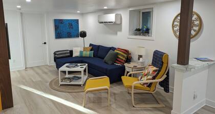 The Apartment. Cozy one bedroom modern place. Close to downtown and breweries