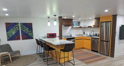 The Apartment. Cozy one bedroom modern place. Close to downtown and breweries