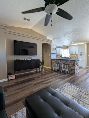 Smart TV, fireplace - Desert Rose Oasis, Pool, Firepit, Lake Views! (Lake Havasu City)