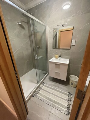 Toalhas de banho, sabonete, papel higiênico 