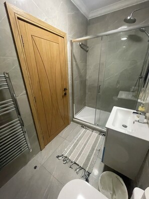 Handdukar, tvål och toalettpapper