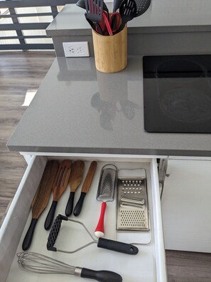 Een koelkast, een microgolfoven, een oven, een kookplaat