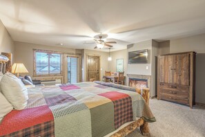 2 bedrooms, iron/ironing board, free WiFi, bed sheets - 2BD/2BA, Handicap Bath. Sleeps up to 8, Steps to the lake. Resort Amenities and Ticket Deals! (Branson)