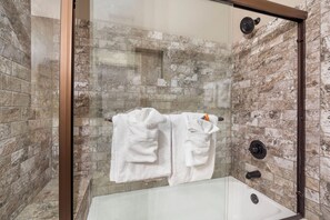 Shower, hair dryer, towels - 2BD/2BA, Handicap Bath. Sleeps up to 8, Steps to the lake. Resort Amenities and Ticket Deals! (Branson)