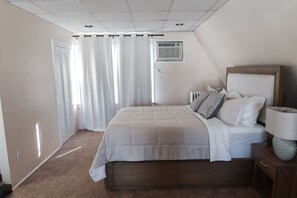 1 bedroom, iron/ironing board, WiFi, bed sheets - Cozy studio with AC and WiFi in nice West Orange (West Orange)