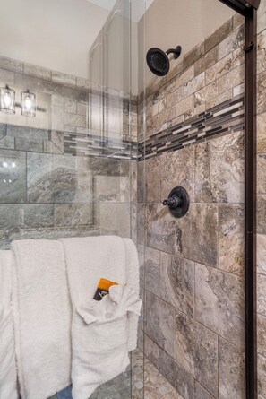Dusche, Haartrockner, Handtücher