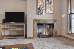 Interior - 1 Bedroom, sleeps  up to 6, Steps to Table Rock Lake! Ticket Deals! (Branson)