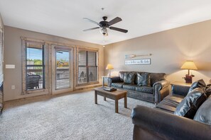 Smart TV, fireplace, DVD player - 1 Bedroom, sleeps  up to 6, Steps to Table Rock Lake! Ticket Deals! (Branson)