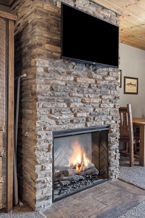 Interior - Lakefront, Sleeps 8. Enjoy Resort Amenities and Exclusive Ticket Deals (Branson)