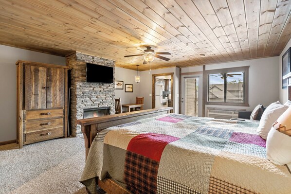 2 bedrooms, iron/ironing board, free WiFi, bed sheets - Lakefront, Sleeps 8. Enjoy Resort Amenities and Exclusive Ticket Deals (Branson)