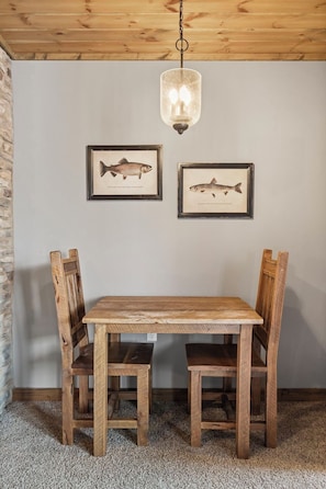 Dining - King Suite, Steps to Table Rock Lake, Ticket Deals and Resort Perks! (Branson)